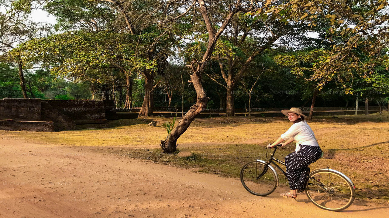 Cykla genom gamla ruiner från Polonnaruwa